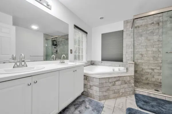 Primary en-suite bathroom with soaking tub
